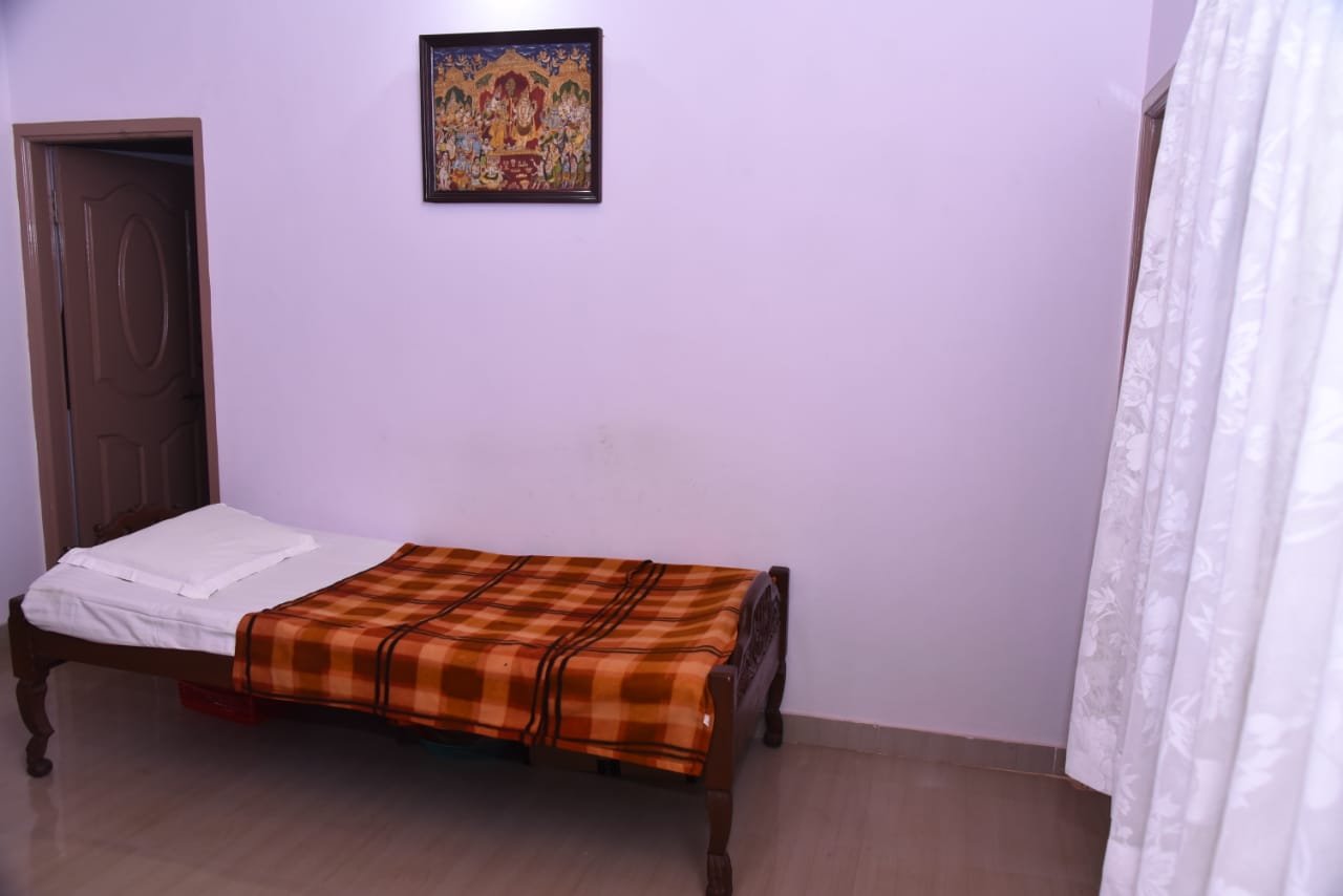 Comfortable bedroom at Birds Nest Homestay, Hariharapura — clean, well-furnished with garden view